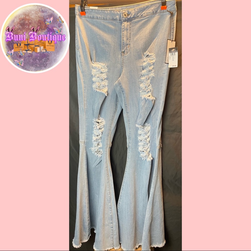 ❌SOLD-🐰Rue21 Distressed Flare Jeans